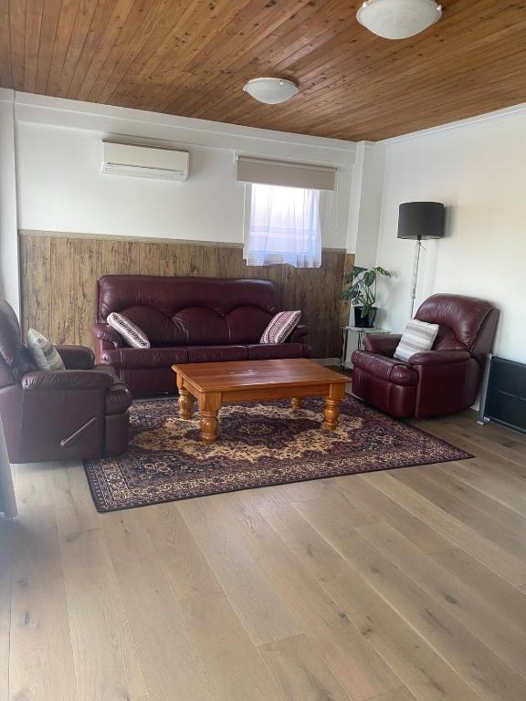 奥克兰Guest Suite in Half Moon Bay的带沙发和咖啡桌的客厅