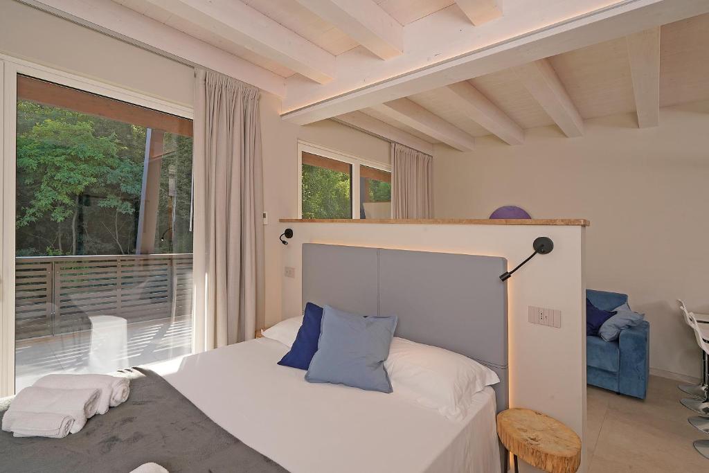 een slaapkamer met een bed en een balkon bij Lamasu RioVerde - Lago di Garda in San Felice del Benaco