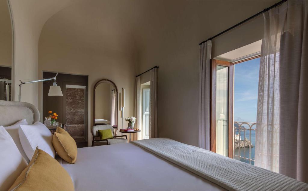 Кровать или кровати в номере Anantara Convento di Amalfi Grand Hotel