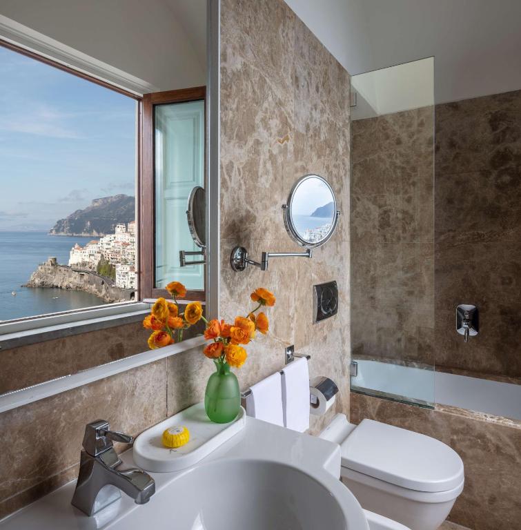 Ванная комната в Anantara Convento di Amalfi Grand Hotel