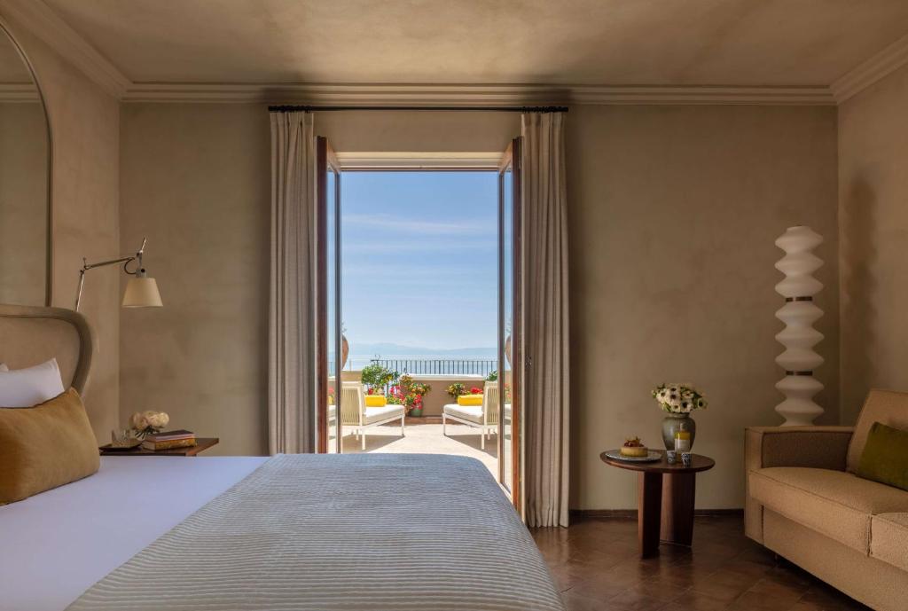 Кровать или кровати в номере Anantara Convento di Amalfi Grand Hotel
