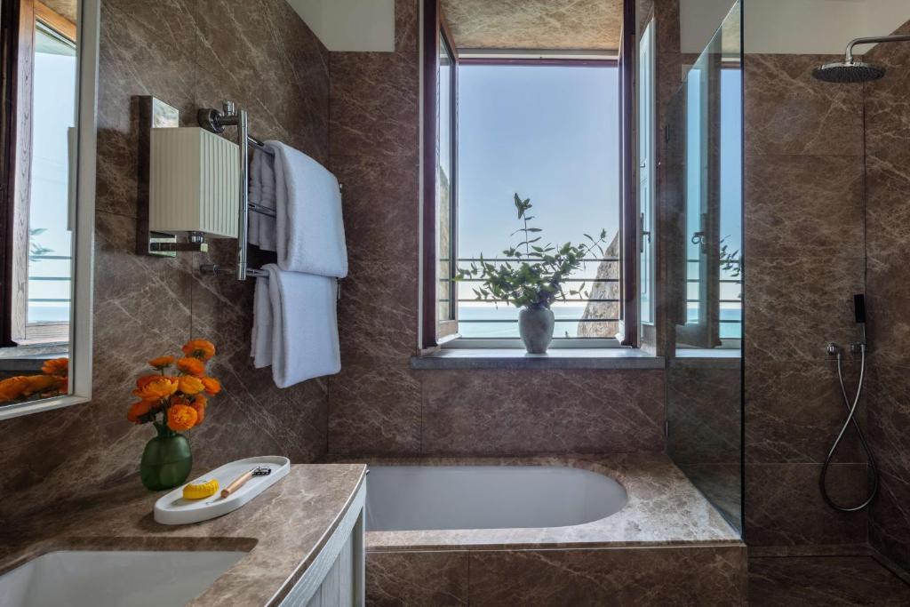 Ванная комната в Anantara Convento di Amalfi Grand Hotel