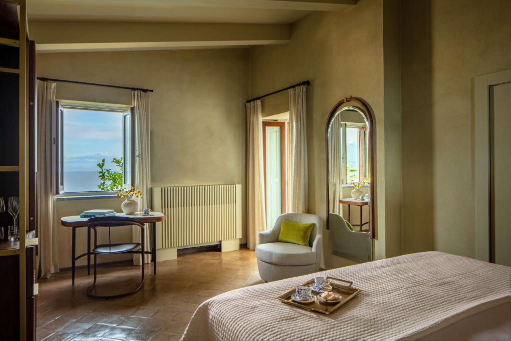Кровать или кровати в номере Anantara Convento di Amalfi Grand Hotel