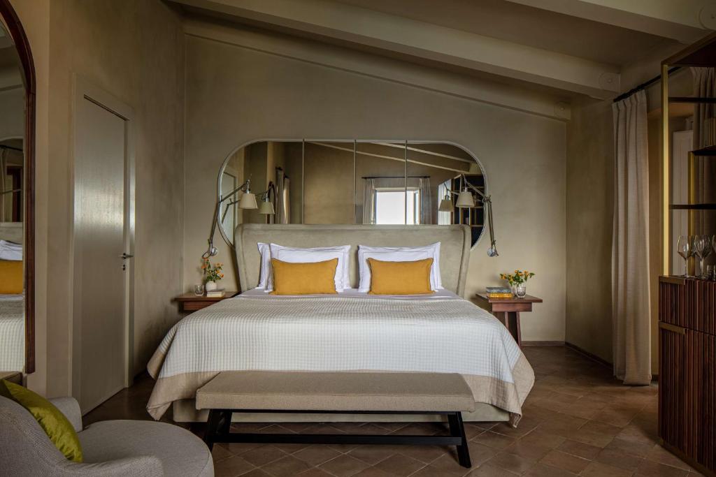Кровать или кровати в номере Anantara Convento di Amalfi Grand Hotel