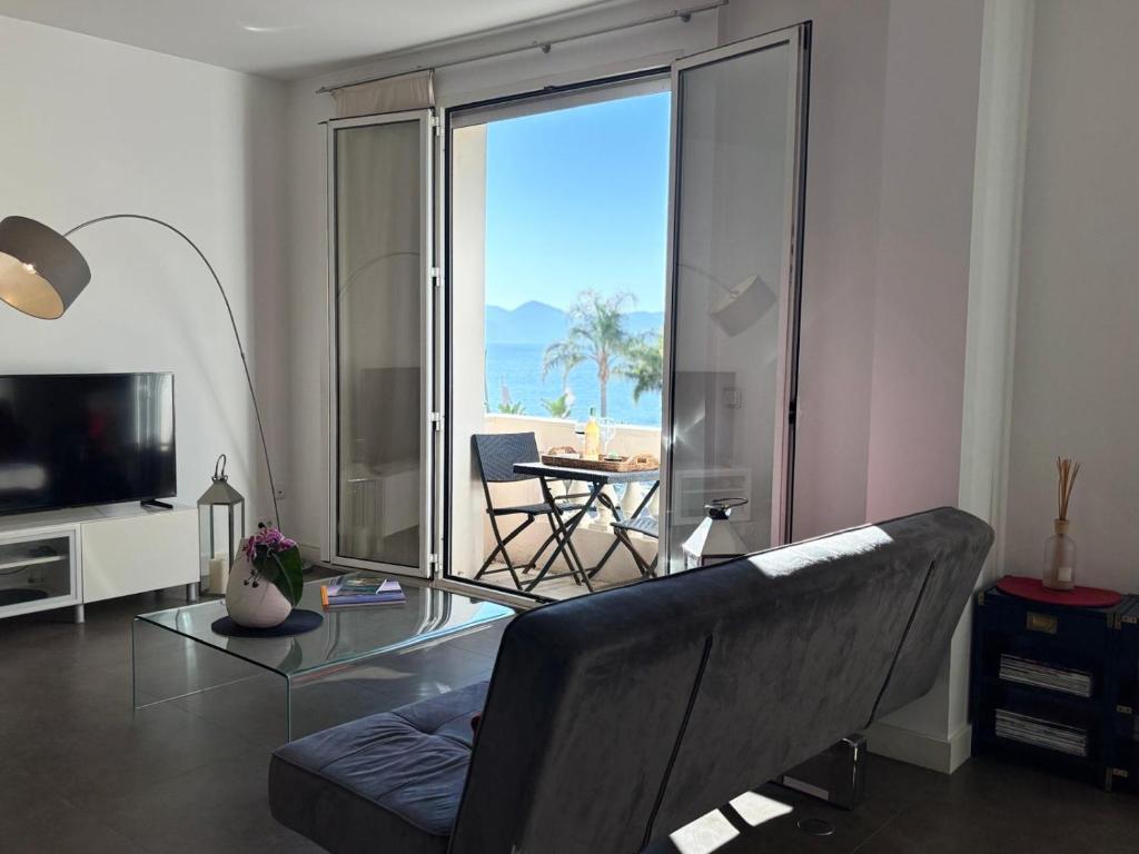 un salon avec un canapé et une vue sur l'océan dans l'établissement 