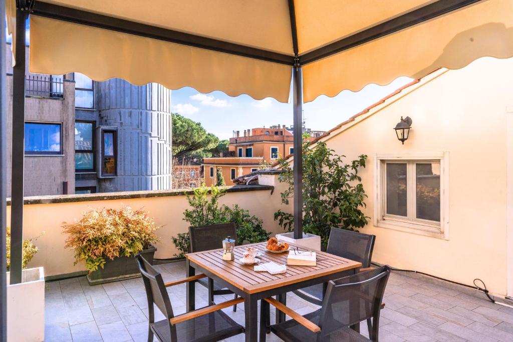 A balcony or terrace at Circo Massimo Apartment & Terrace