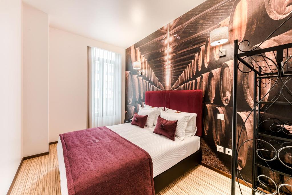 1 dormitorio con 1 cama en una habitación con pared en Lounge Inn Guest House, en Oporto