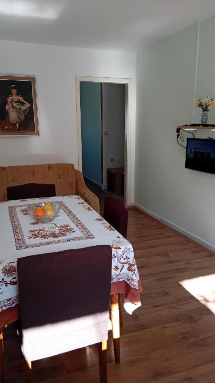 TV a/nebo společenská místnost v ubytování apartmani vraničić