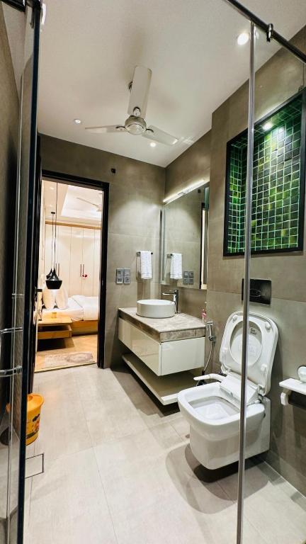 Koupelna v ubytování Luxury HomeStay Prime Location, South Delhi