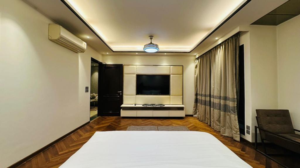 TV a/nebo společenská místnost v ubytování Luxury HomeStay Prime Location, South Delhi