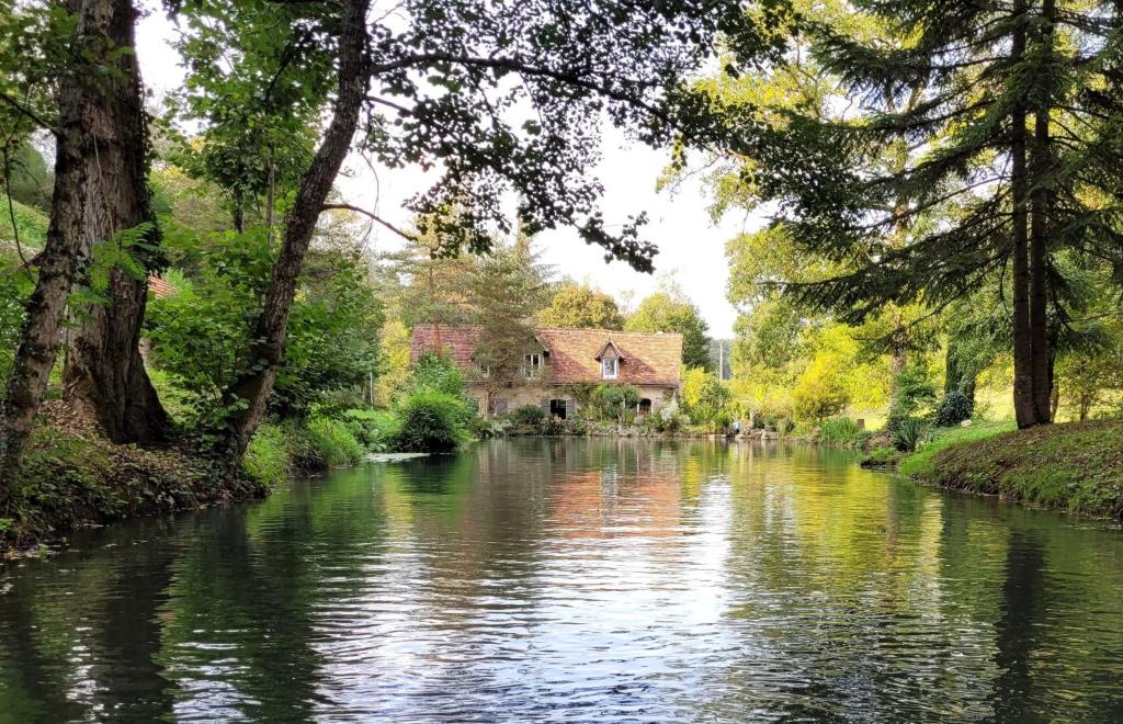 une rivière avec une maison au milieu dans l'établissement Moulin de Saint Gely, à Salvagnac-Saint-Loup