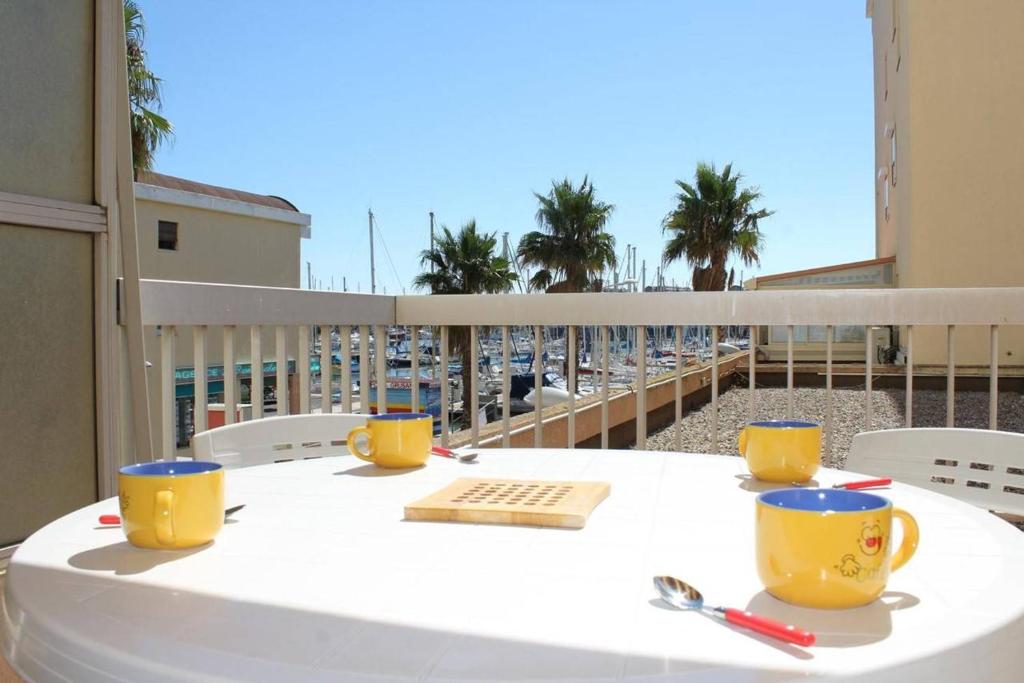 - une table sur un balcon avec vue sur l'océan dans l'établissement Appartement Studio Cabine - Gruissan GN110-C13, à Gruissan