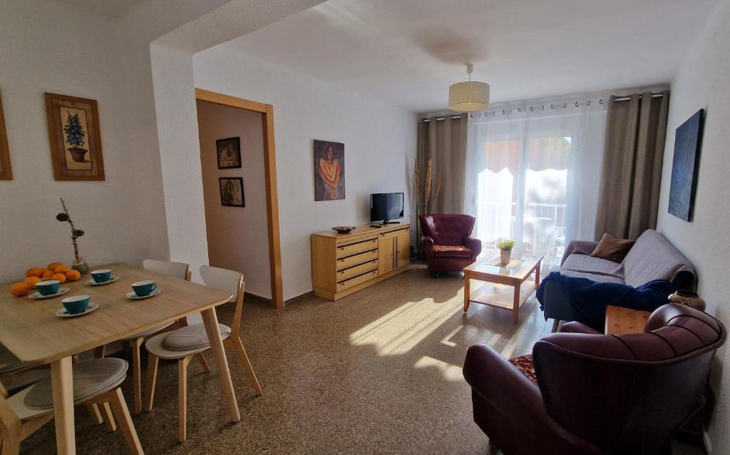 a living room with a table and chairs and a couch at Gandia Grau 5 in Gandía