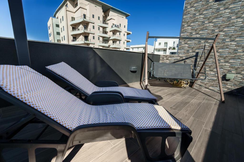 Balkón nebo terasa v ubytování Moonlit Terrace Escape