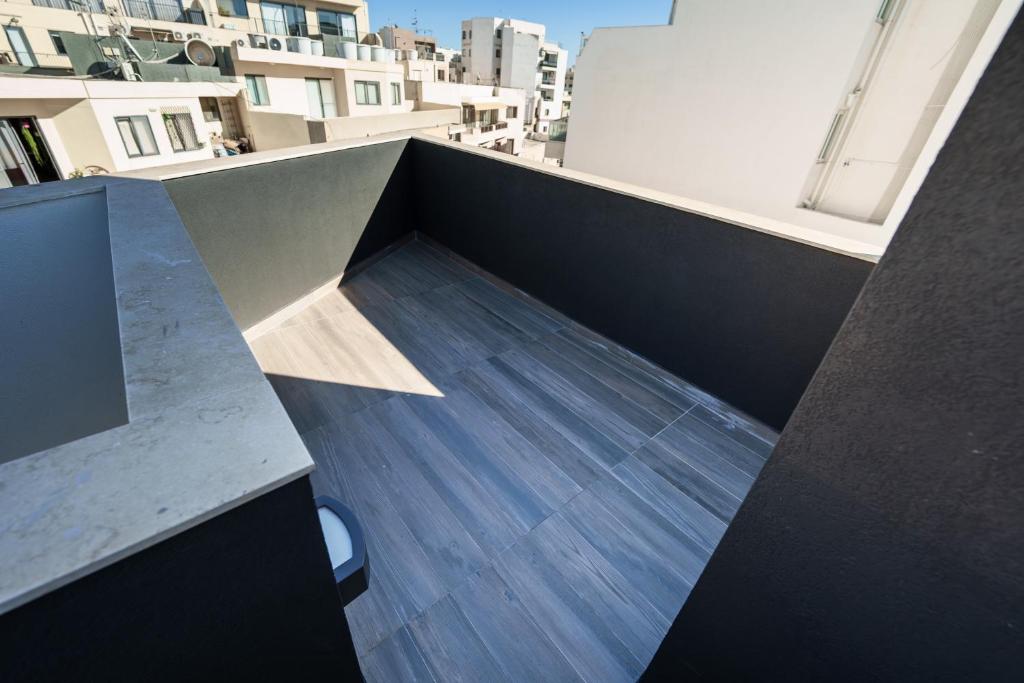 Balkón nebo terasa v ubytování Moonlit Terrace Escape