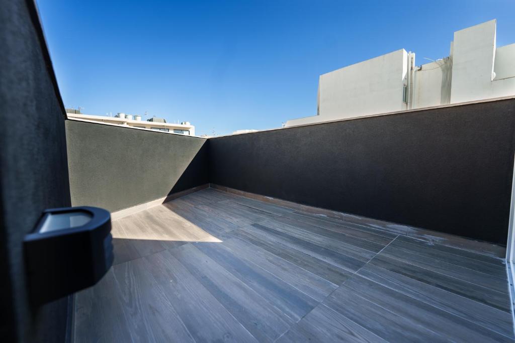 Balkón nebo terasa v ubytování Moonlit Terrace Escape