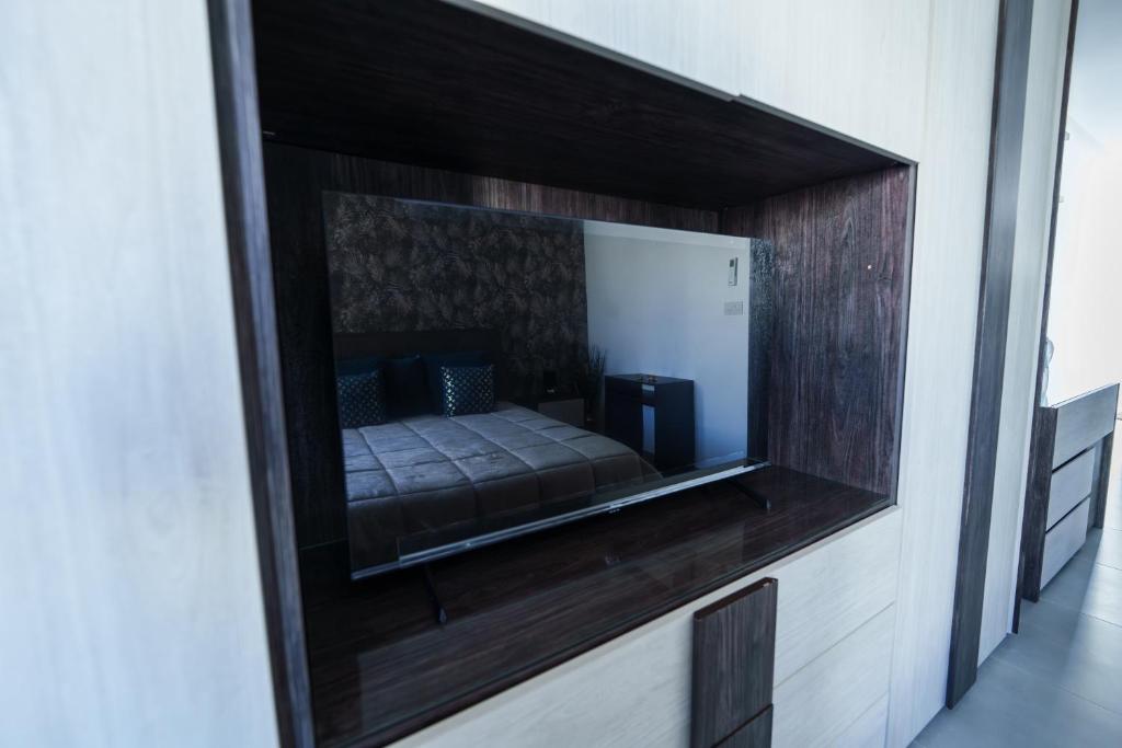 Postel nebo postele na pokoji v ubytování Moonlit Terrace Escape