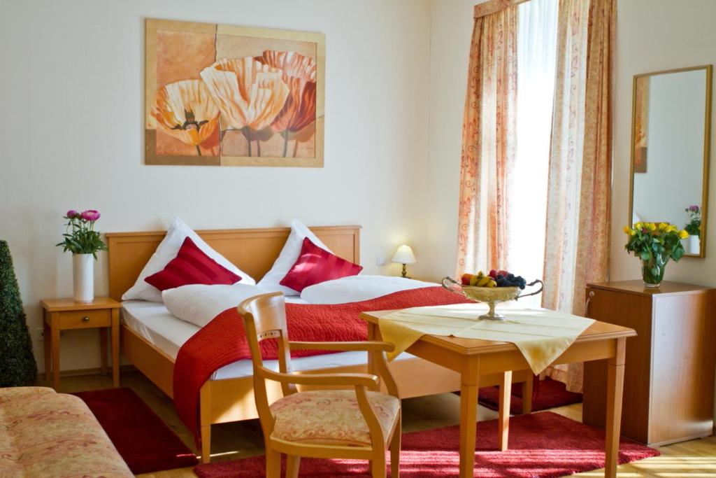 Postel nebo postele na pokoji v ubytování Hotel zum Goldenen Löwen