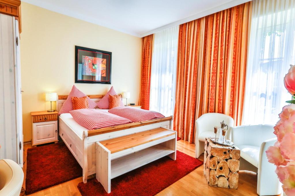 Postel nebo postele na pokoji v ubytování Hotel zum Goldenen Löwen