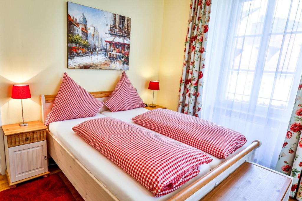 Postel nebo postele na pokoji v ubytování Hotel zum Goldenen Löwen
