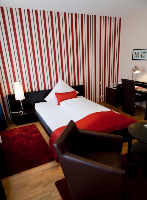 Postel nebo postele na pokoji v ubytování Suiten Hotel Dependance Laterne