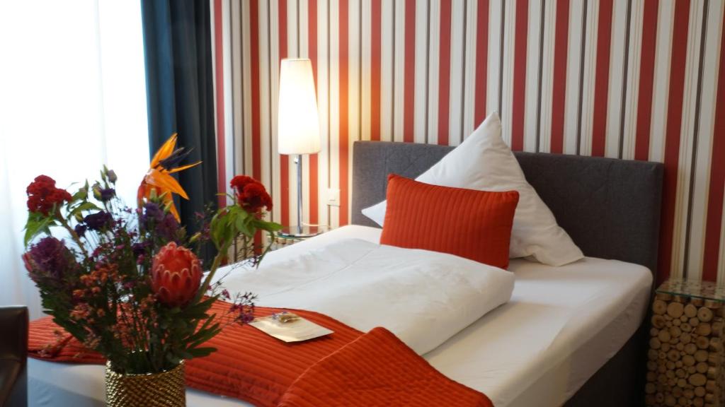 Postel nebo postele na pokoji v ubytování Suiten Hotel Dependance Laterne
