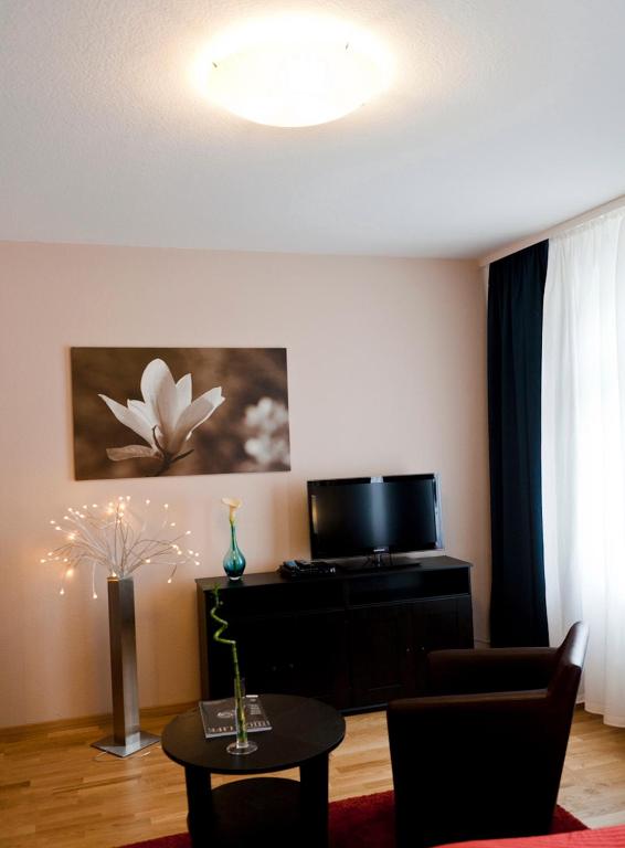 TV a/nebo společenská místnost v ubytování Suiten Hotel Dependance Laterne