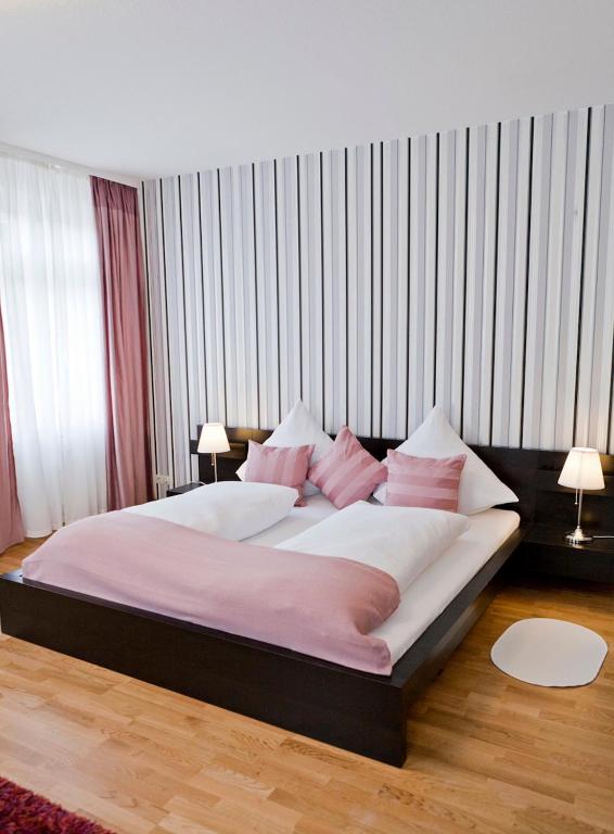 Postel nebo postele na pokoji v ubytování Suiten Hotel Dependance Laterne
