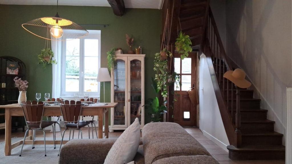 un salon avec un canapé et une table dans l'établissement charmante maison de ville avec cour privee a 1km du golf, à Villedieu-sur-Indre