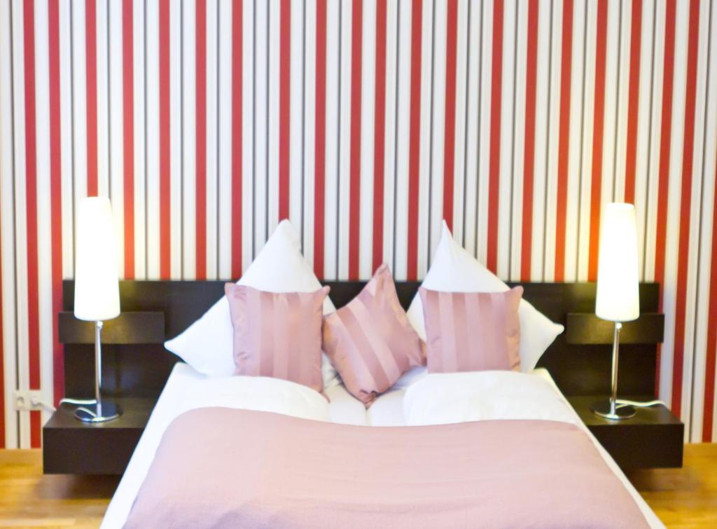 Postel nebo postele na pokoji v ubytování Suiten Hotel Dependance Laterne