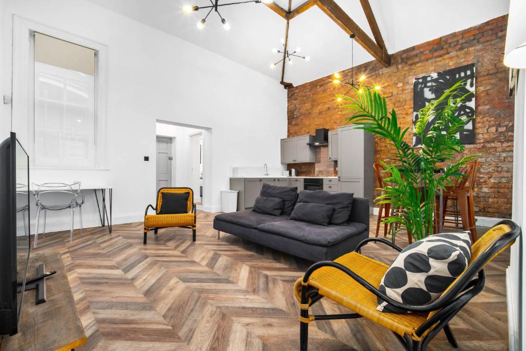 a living room with a couch and a table at Modern 2 Bedroom Apartment - Wolverhampton Centre - Gated Development 3CH in Wolverhampton