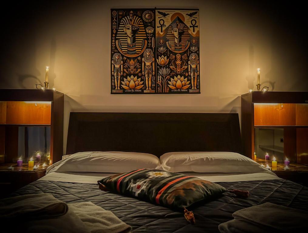 een slaapkamer met een bed met een schilderij aan de muur bij Lusso & Relax - 3 Camere, Jacuzzi, Parcheggio in Turijn