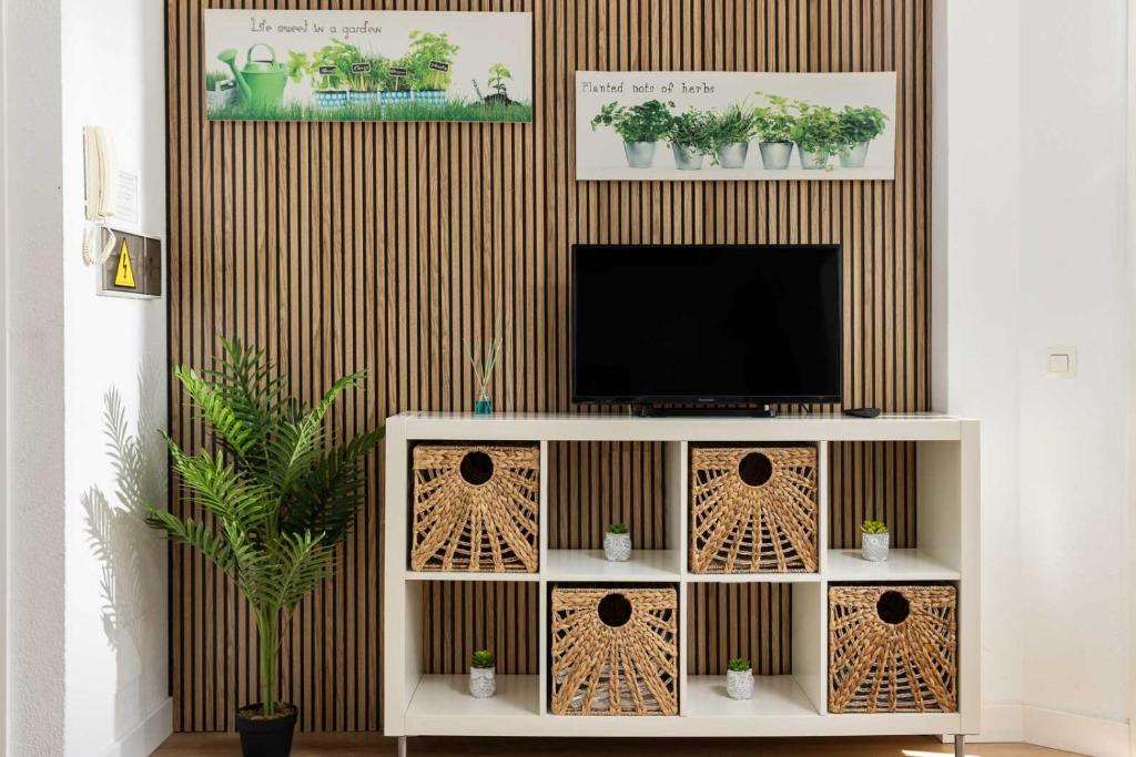 Televízia a/alebo spoločenská miestnosť v ubytovaní WonderStays Apartamentos Morgan
