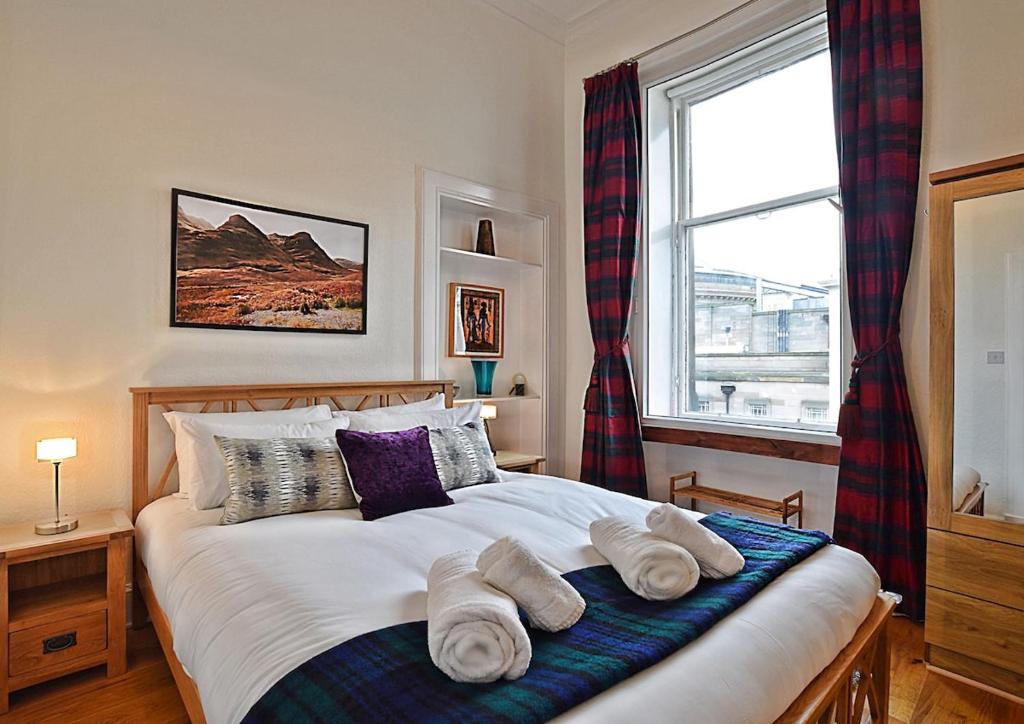 Ένα ή περισσότερα κρεβάτια σε δωμάτιο στο Great Location! 2BD,2 Bath in Centre of Edinburgh