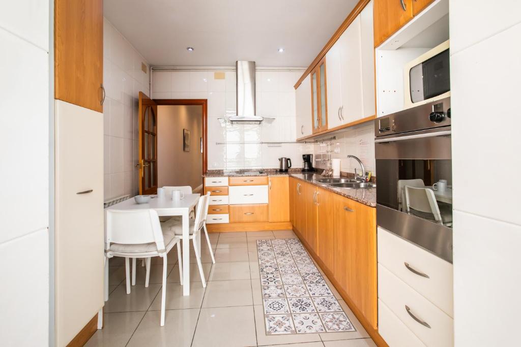 Kuchyňa alebo kuchynka v ubytovaní 42ara1026 - Spacious apartment in Eixample