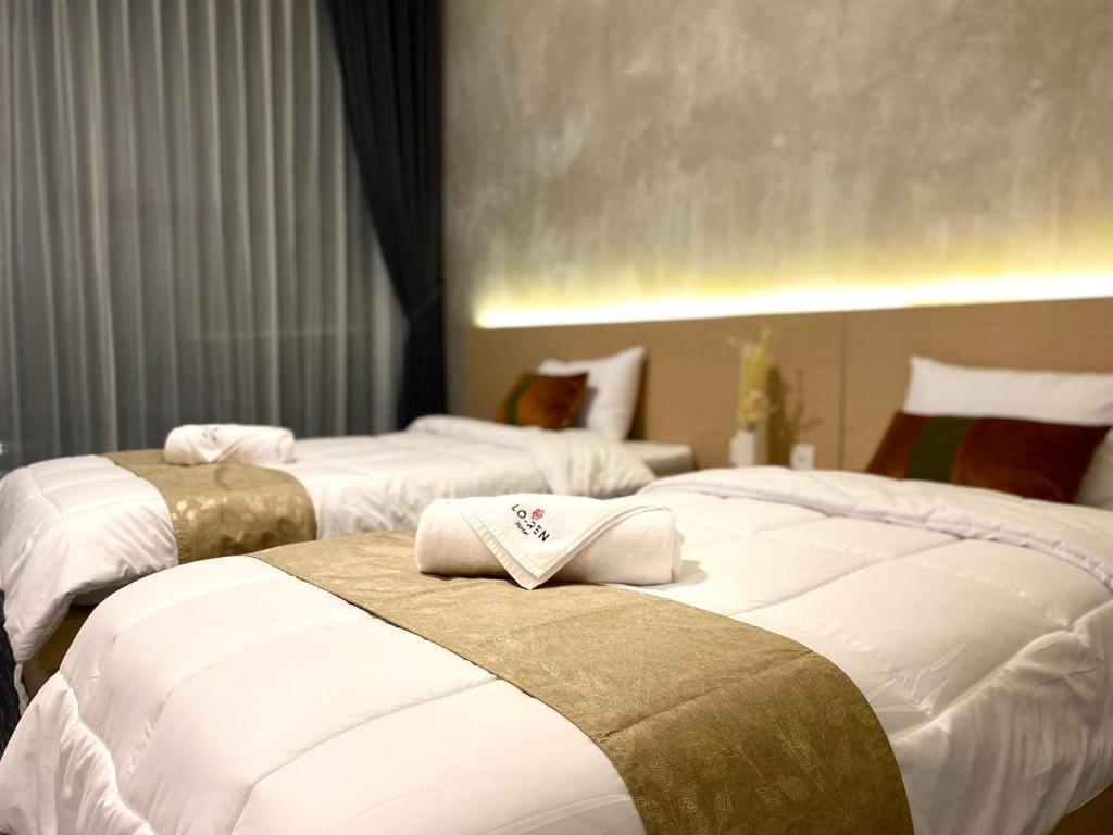 Postel nebo postele na pokoji v ubytování Loren Hotel Kopeng