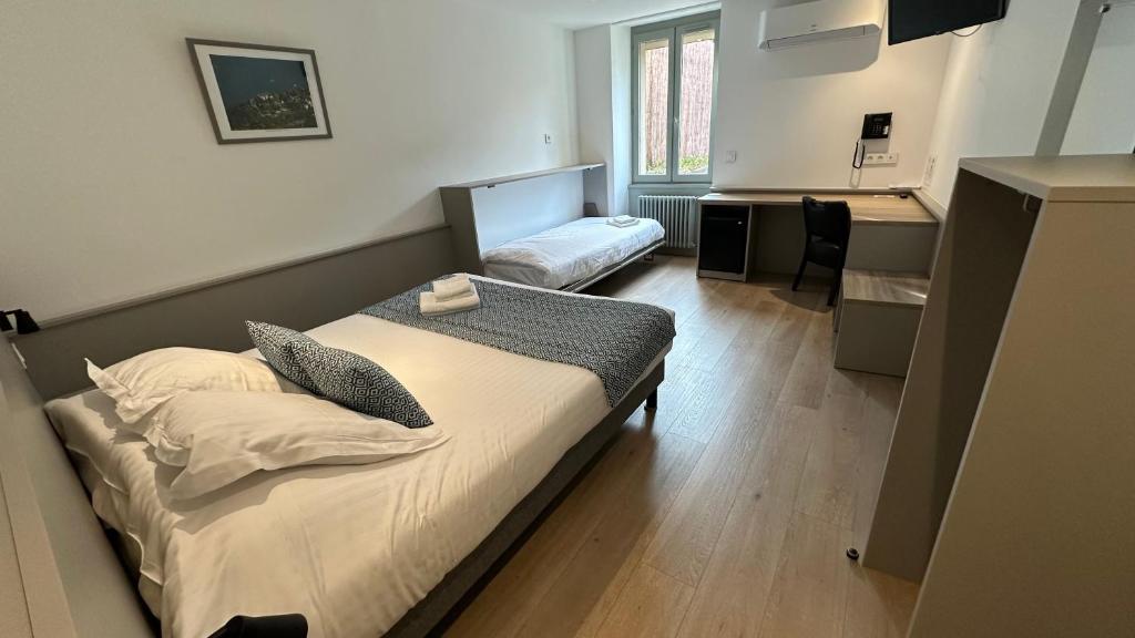 Postel nebo postele na pokoji v ubytování Logis Hôtel du Fer à Cheval