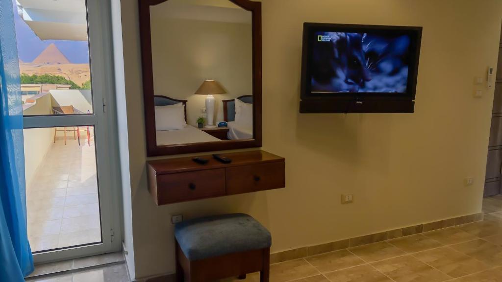 TV a/nebo společenská místnost v ubytování Giza Pyramids Inn