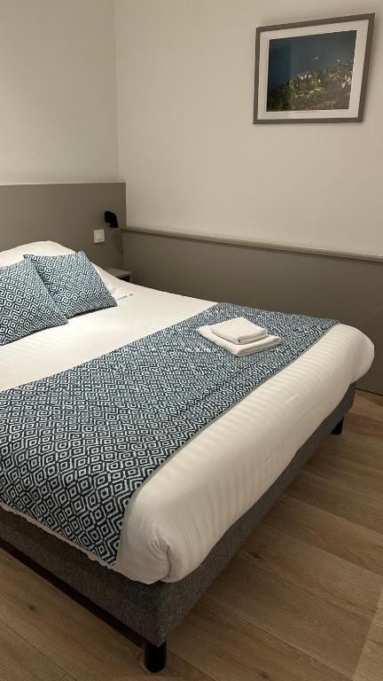 Postel nebo postele na pokoji v ubytování Logis Hôtel du Fer à Cheval