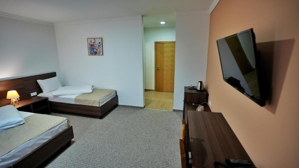 Televiisor ja/või meelelahutuskeskus majutusasutuses Motel "Izvor Bosne"