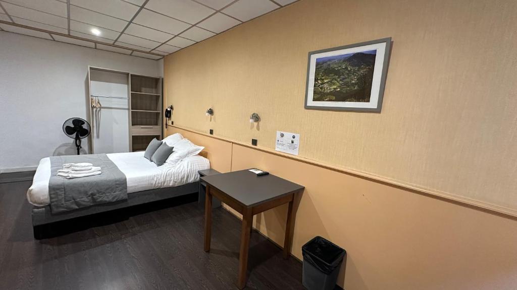 Postel nebo postele na pokoji v ubytování Logis Hôtel du Fer à Cheval