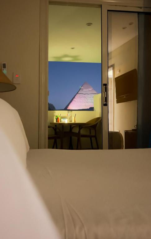 Postel nebo postele na pokoji v ubytování Giza Pyramids Inn