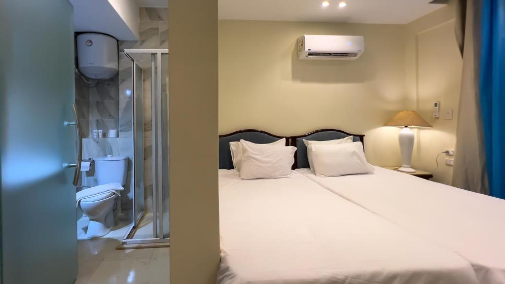 Postel nebo postele na pokoji v ubytování Giza Pyramids Inn