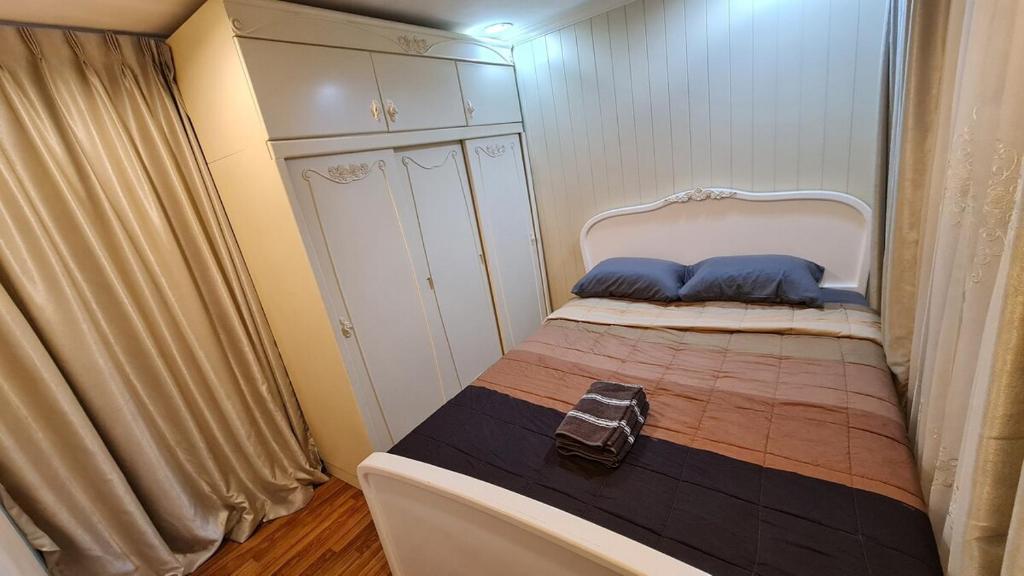 Postel nebo postele na pokoji v ubytování 1Br HiSpeed Net Near BTS Ekamai