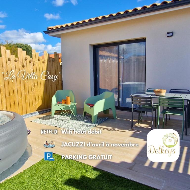 un patio avec une table et des chaises dans une cour dans l'établissement Villa Cosy - Proche Bordeaux, à Parempuyre