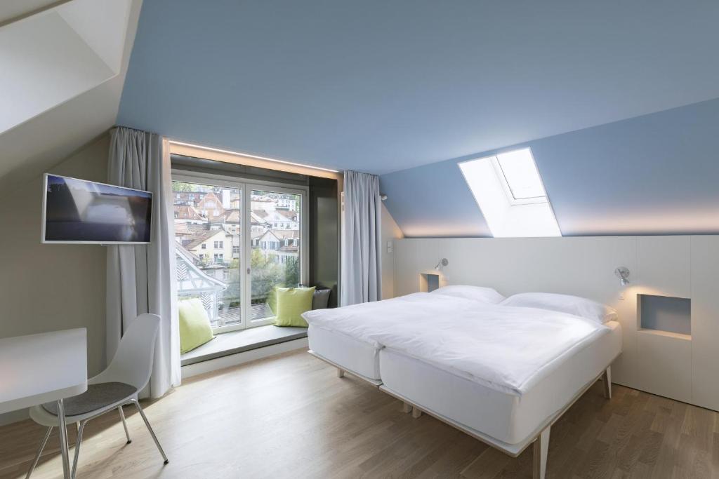 TV a/nebo společenská místnost v ubytování Hotel Dom - das Hotel mit dem Integrationskonzept