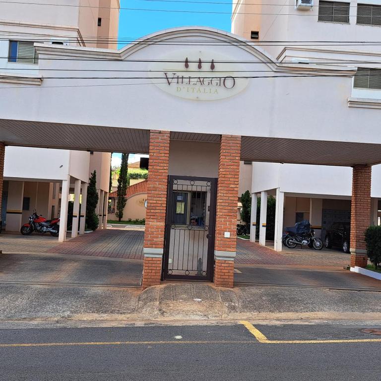 a building with a door in the middle of a street at Apartamento Villagio Olímpia in Olímpia