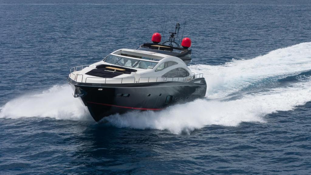 un bateau noir et blanc sur l'eau dans l'établissement Palumba, à Cannes