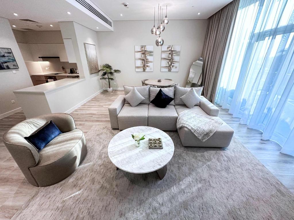 Un lugar para sentarse en Luxury 1BR Suite with Direct Burj Al Arab View