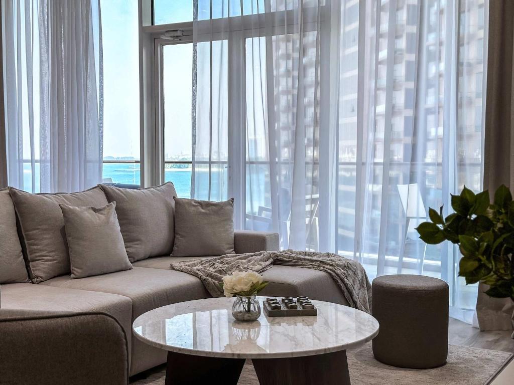 Un lugar para sentarse en Luxury 1BR Suite with Direct Burj Al Arab View